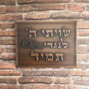 שלטי דמוי פליז - חריטת cnc