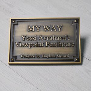 שלט דלת תלת